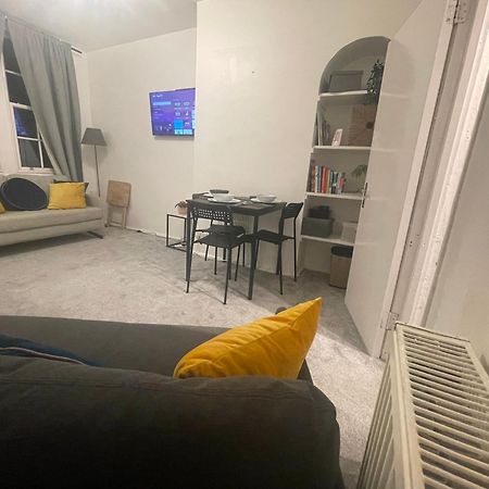 Tooting Lodge London - Cosy 2 Bedroom House With Garden, 5 Mins Walk To Tube Station ภายนอก รูปภาพ