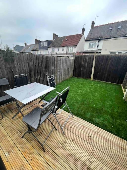 Tooting Lodge London - Cosy 2 Bedroom House With Garden, 5 Mins Walk To Tube Station ภายนอก รูปภาพ