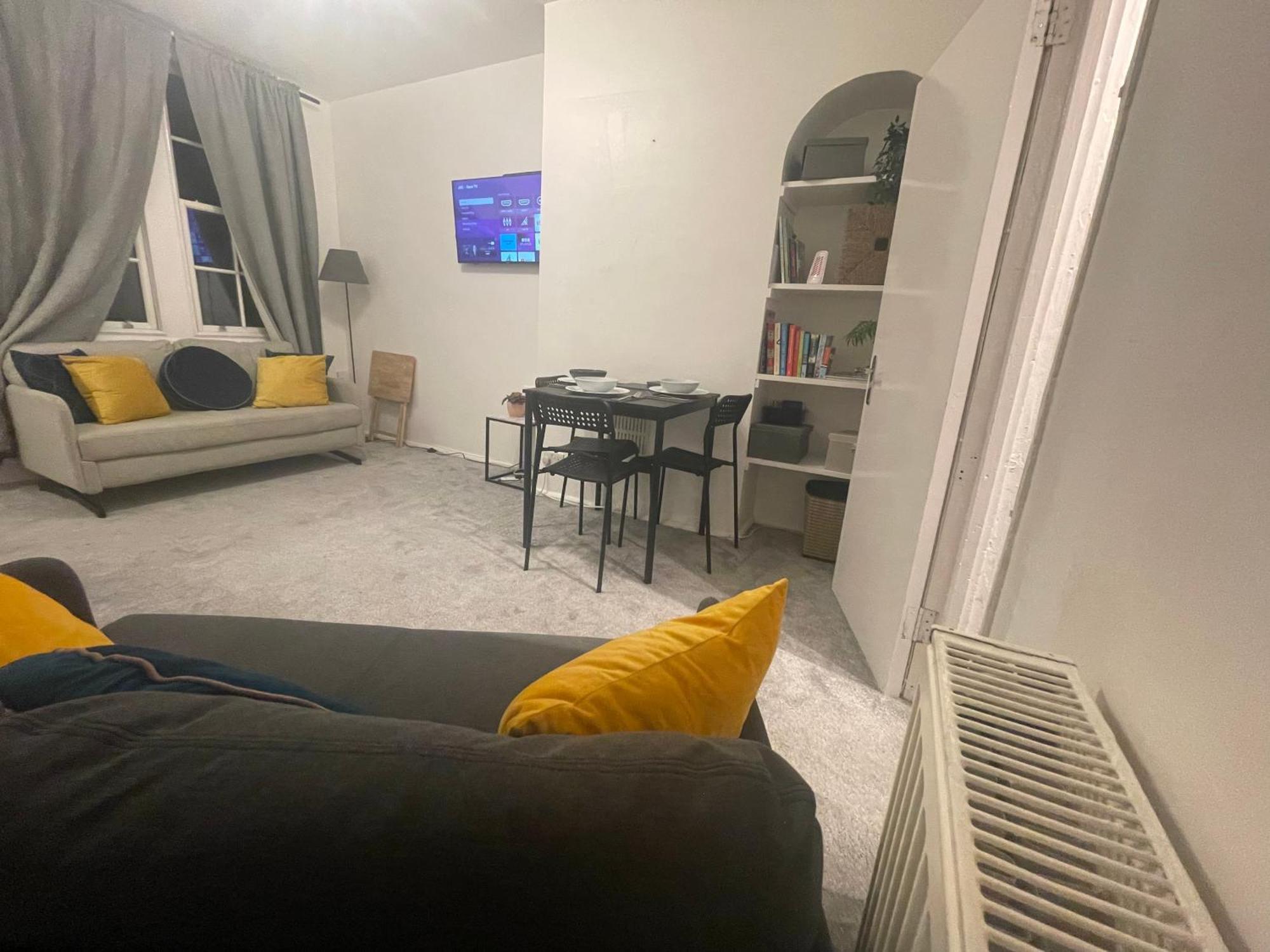 Tooting Lodge London - Cosy 2 Bedroom House With Garden, 5 Mins Walk To Tube Station ภายนอก รูปภาพ